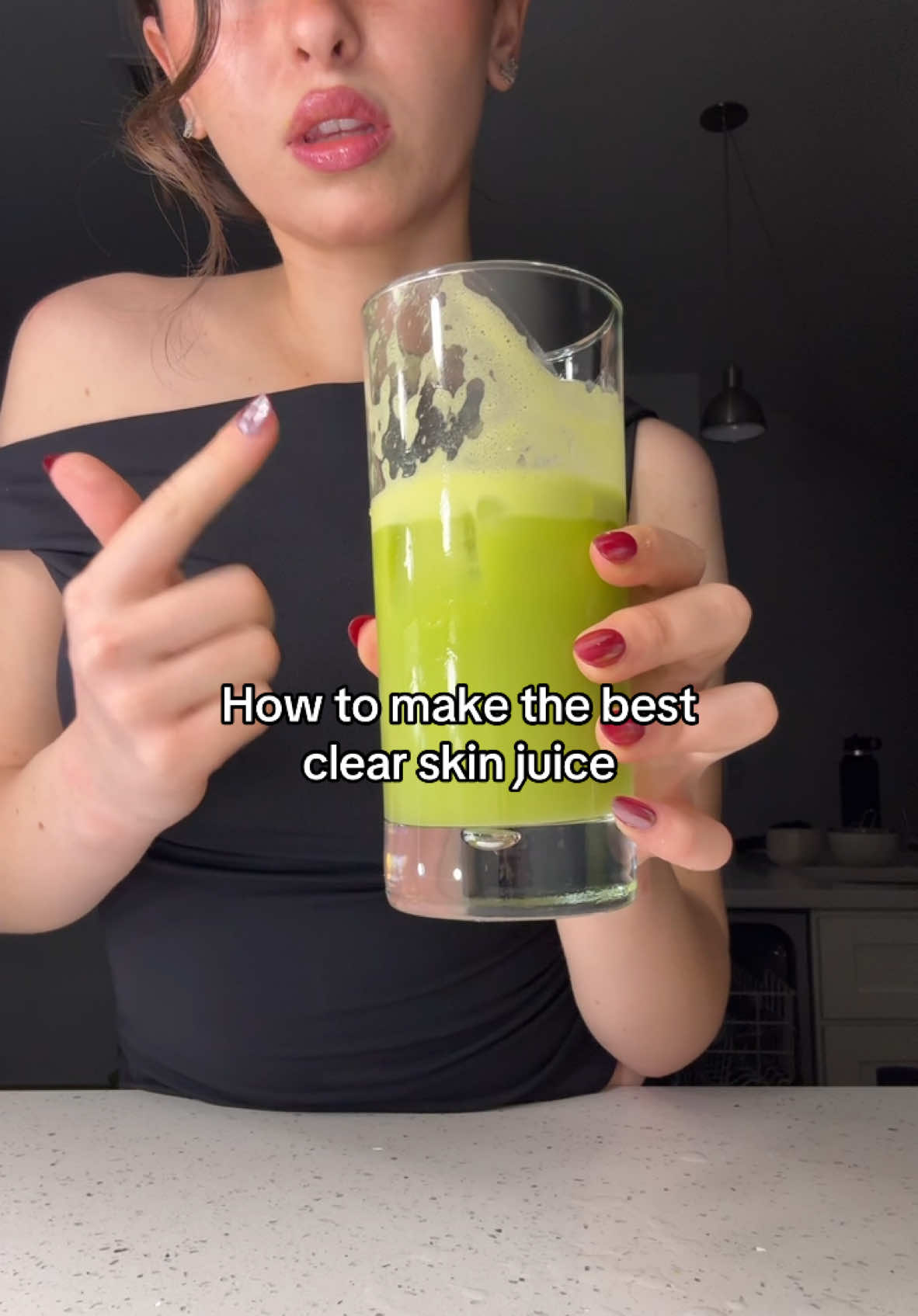 Clear skin juice is a skincare MUST  #glassskin #clearskin #clearskintips #juicing #greenjuice #acnetreatment 