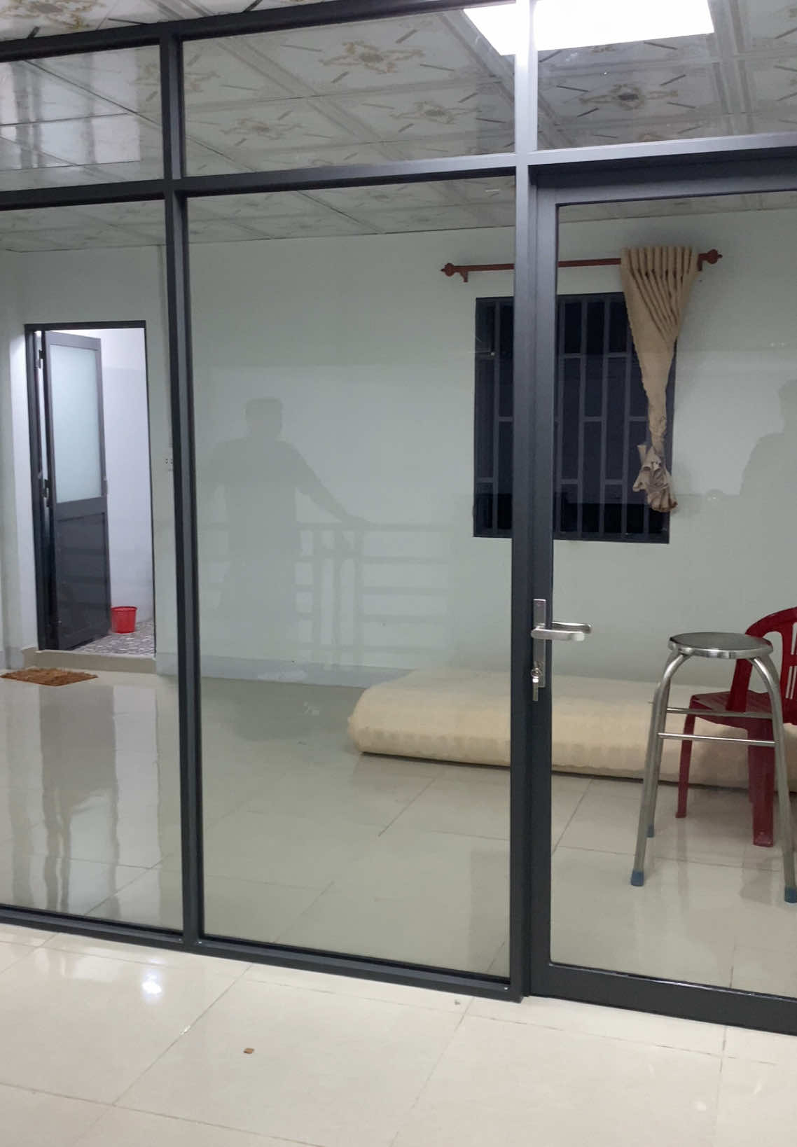 Vách ngăn kính cường lực -Giá phù hợp cho mọi gia đình ạ  #váchngănlạnh #váchnhômkính #váchkínhcườnglực 