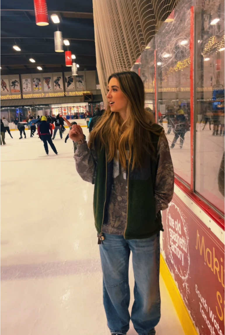 2 diff people on the rink #fyp #IceSkating #winterhawks #rink #winter #kids #polarbear #penguin @Siena 