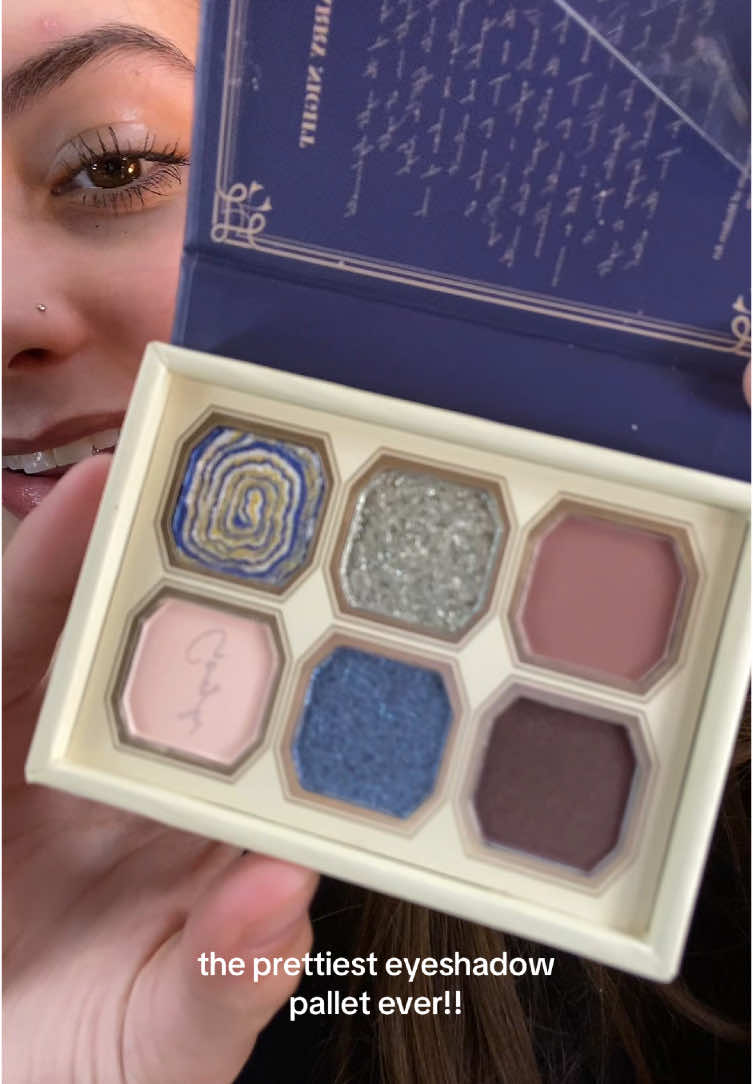 This has to be the prettiest eyeshadow pallet ever!!✨💙 #eyeshadow #eyeshadowpalette #starrynight #starrynights #eyeshadowlook #TikTokShop #fypシ #tiktokshopfinds #pretty #makeup #makeupreview #makeupproducts 