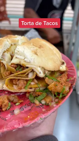 En #CDMX todo lo metemos a un bolillo ¡Hasta #tacos! Esta es la “manopla” con 5 tacos