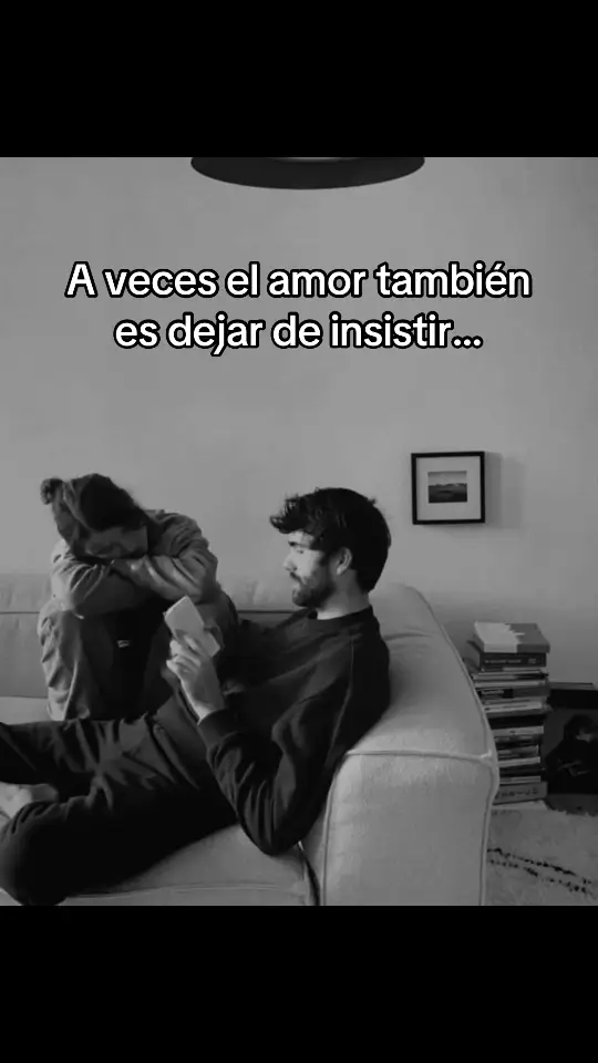 A veces el amor también es dejar de insistir, guardarte las ganas, aceptar que ya no eres la razón de esa sonrisa y dar media vuelta.  A veces hace falta saber irse con la frente en alto, cerrar la puerta con el mismo respeto con que la abriste, deseando que esa persona encuentre lo que en ti ya no tenía claro.  A veces necesitamos ser valientes, confiar en el destino, sin importar que aún quede amor, sin importar que aún sentimos que se puede, sin importar que los jodidos insomnios nos exigen el último puto intento.  A veces necesitamos dejar de ver lo que perdimos, dejar de sentir que fracasamos y darnos cuenta que un día vendrá algo mejor, algo más bonito, algo que va a quedarse, algo más a la medida para el corazón. Confiar en el destino…!!!