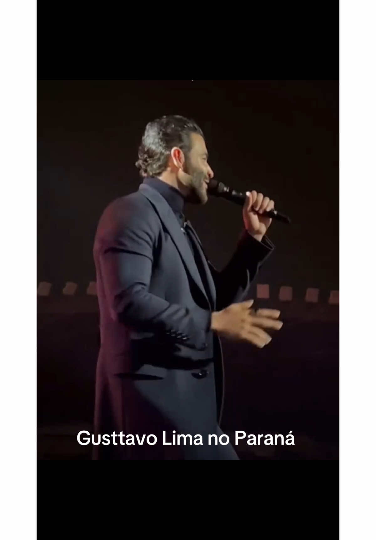 Ele pode tudo! O cantor Gusttavo Lima toma conta do palco, em Curitiba- PR. @GusttavoLima em vídeo publicado por @universoalegria 