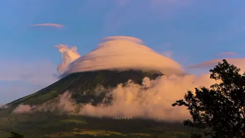 OH, WE’RE CAPTIVATED, MAGAYON ⛰️💓 Uploader Abbey Co captured a breathtaking timelapse of Mayon Volcano with clouds enveloping the peak, creating a 