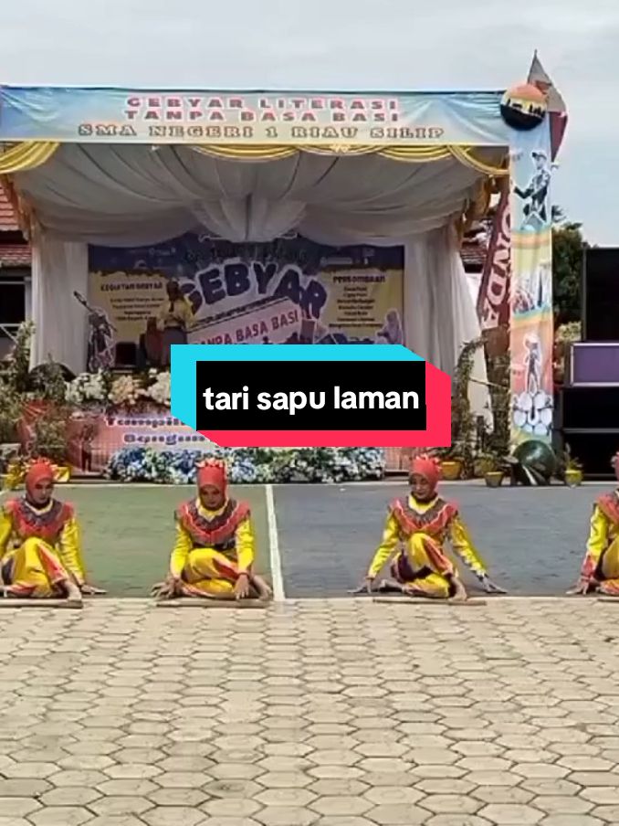 Tari Kreasi Sapu Laman dari sanggar tari SMA Negeri 1 Riau Silip #smansarisil #sman1riausilip #tarisapulaman #4u 