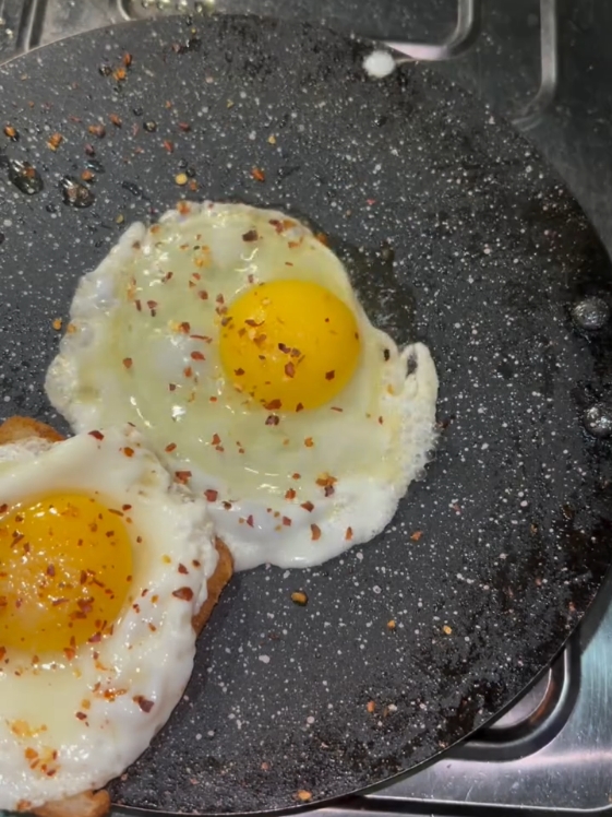 kyon yaar kyon 😂😂😂😂 #breakfast #food #walifoodie #fry #egg #foodblog #viralfood #foryou #homemadefood #foodvideo #FoodLover #deliciousfood #cookingtiktok @Wali Foods Point 