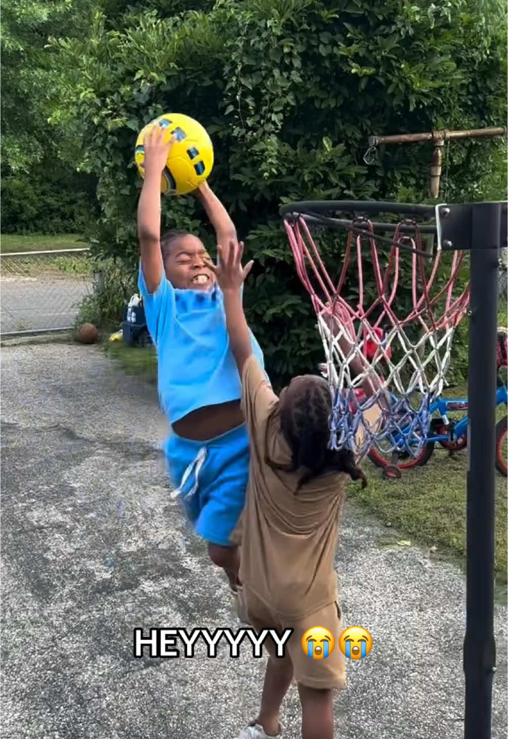 GET UP THEREEE 🤣🔥(coachmoe3/IG) #kids #basketball #brothers #dunk #Siblings 