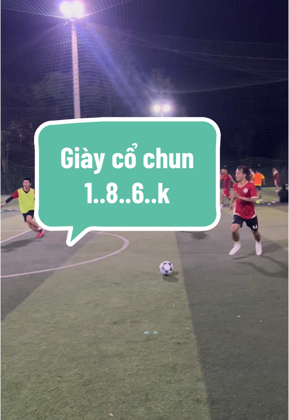 Giày cổ chun trắng đỏ Mesut flash cho ae đây ⚽️🔥 #bongda #giaybongda #giaythethao #highlight 