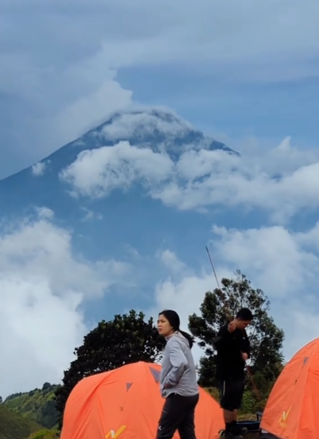 Walaupun musim hujan pemandangan di gunung prau selalu tetap menawan..🍃 _  7 desember 2024 _ _ #fyp#fyi#fypシ゚#foryou#prauamazing #basecamppraupatakbanteng #prauviapatakbanteng#praupatakbanteng #pendaki#pendakigunung#prau#praumountain#tektokgunung#camp 