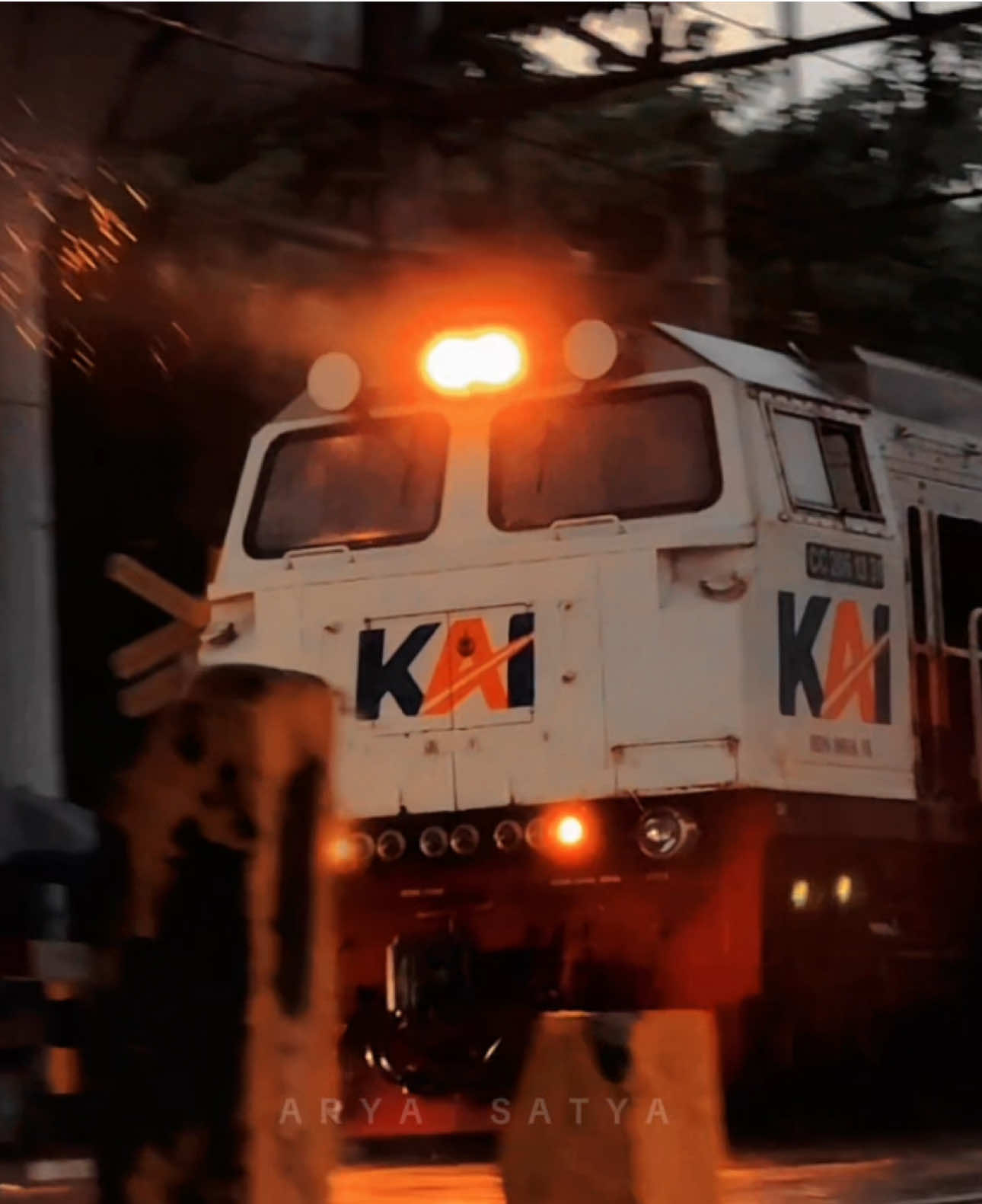 Hujan di LPN tau tau Sancaka DT nya di Cancel || CC 206 13 31 YK, Sancaka 100 || #keretaapiindonesia #fyp #kai121 #railfansindonesia 