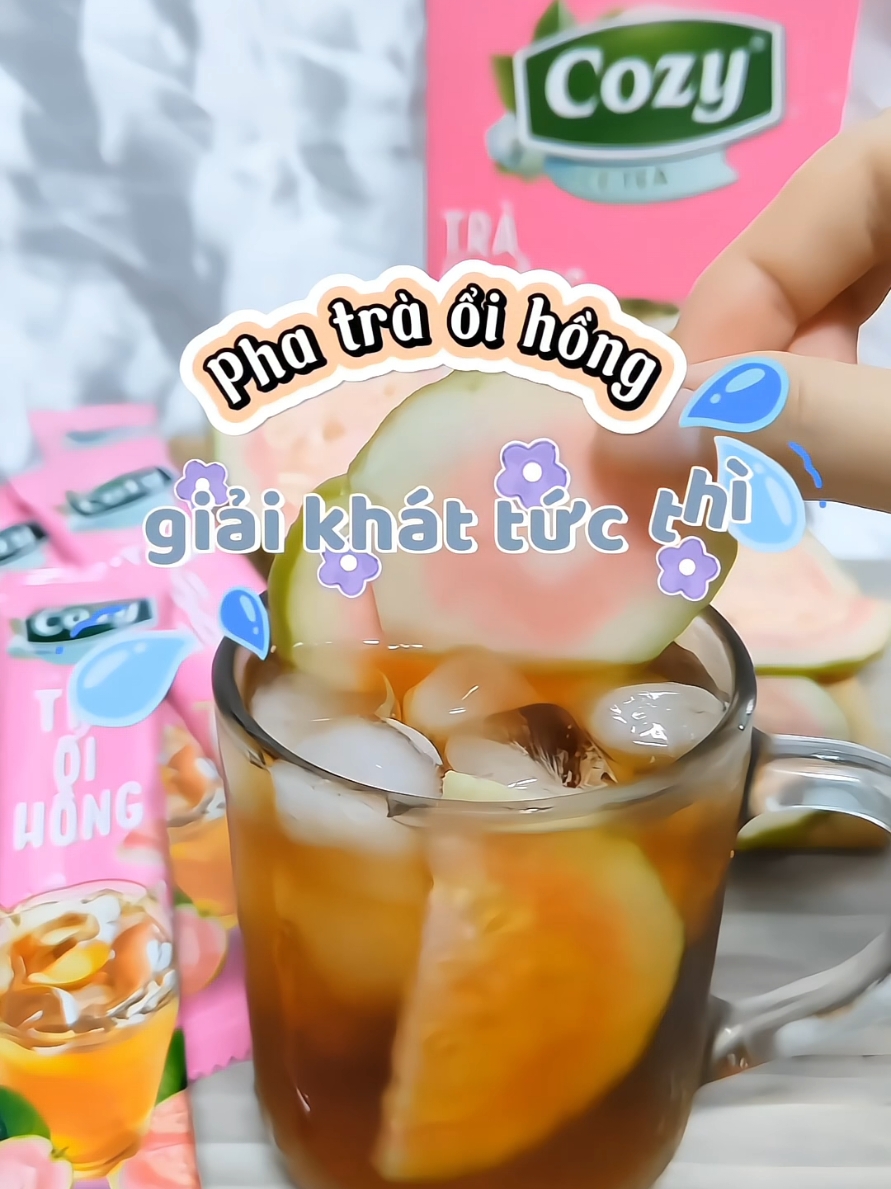 🍹🧊💦 Pha trà Cozy ổi hồng giải khát cực đã 🤤 #tiktokshop1212 #ecentrictap #cuocsonghangngay #yeubepnghiennha #tracozy #traoihong #trasua 