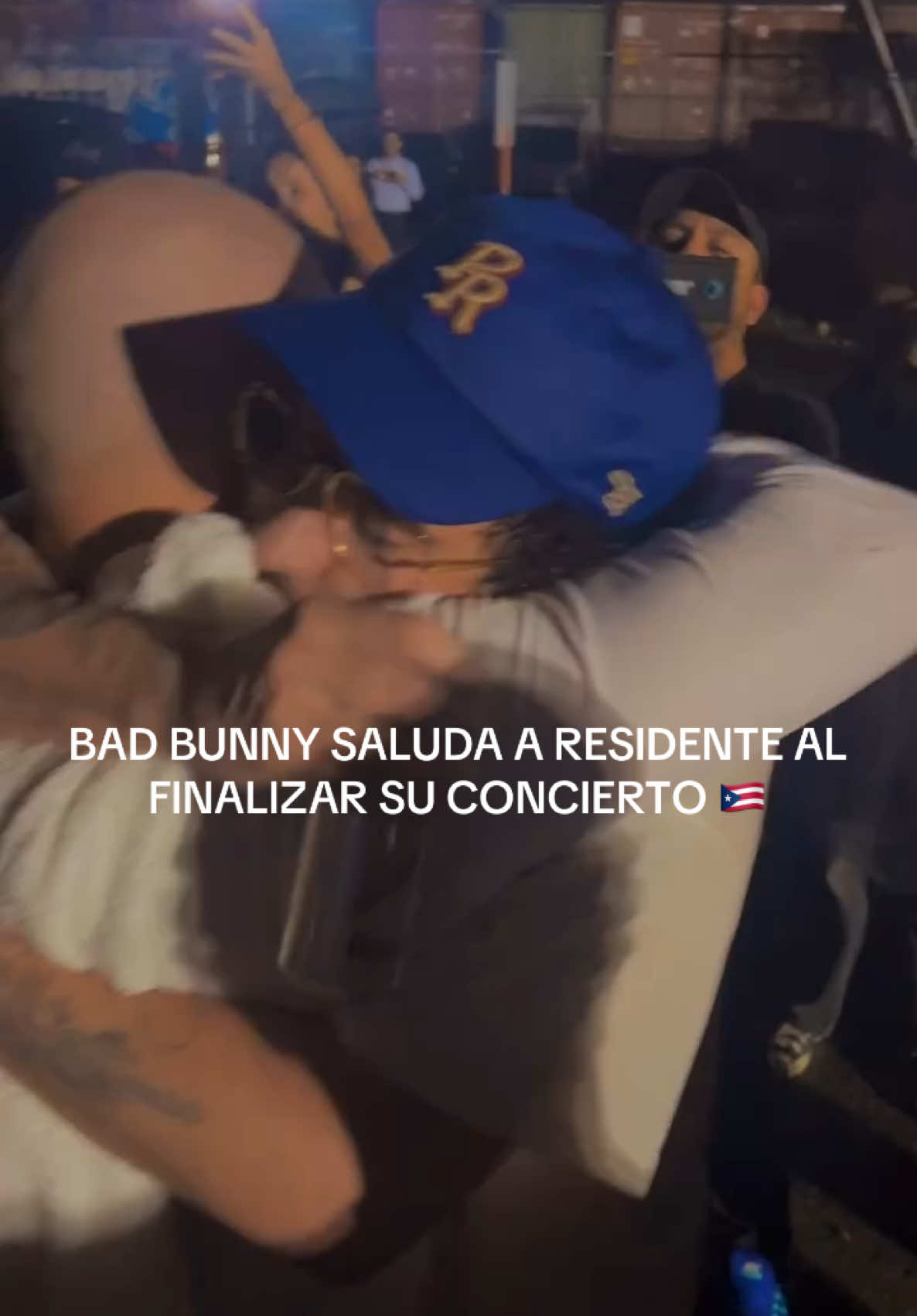 @Bad Bunny SALUDA A @RESIDENTE AL FINALIZAR SU CONCIERTO. 🔥🇵🇷 #residente #badbunny 