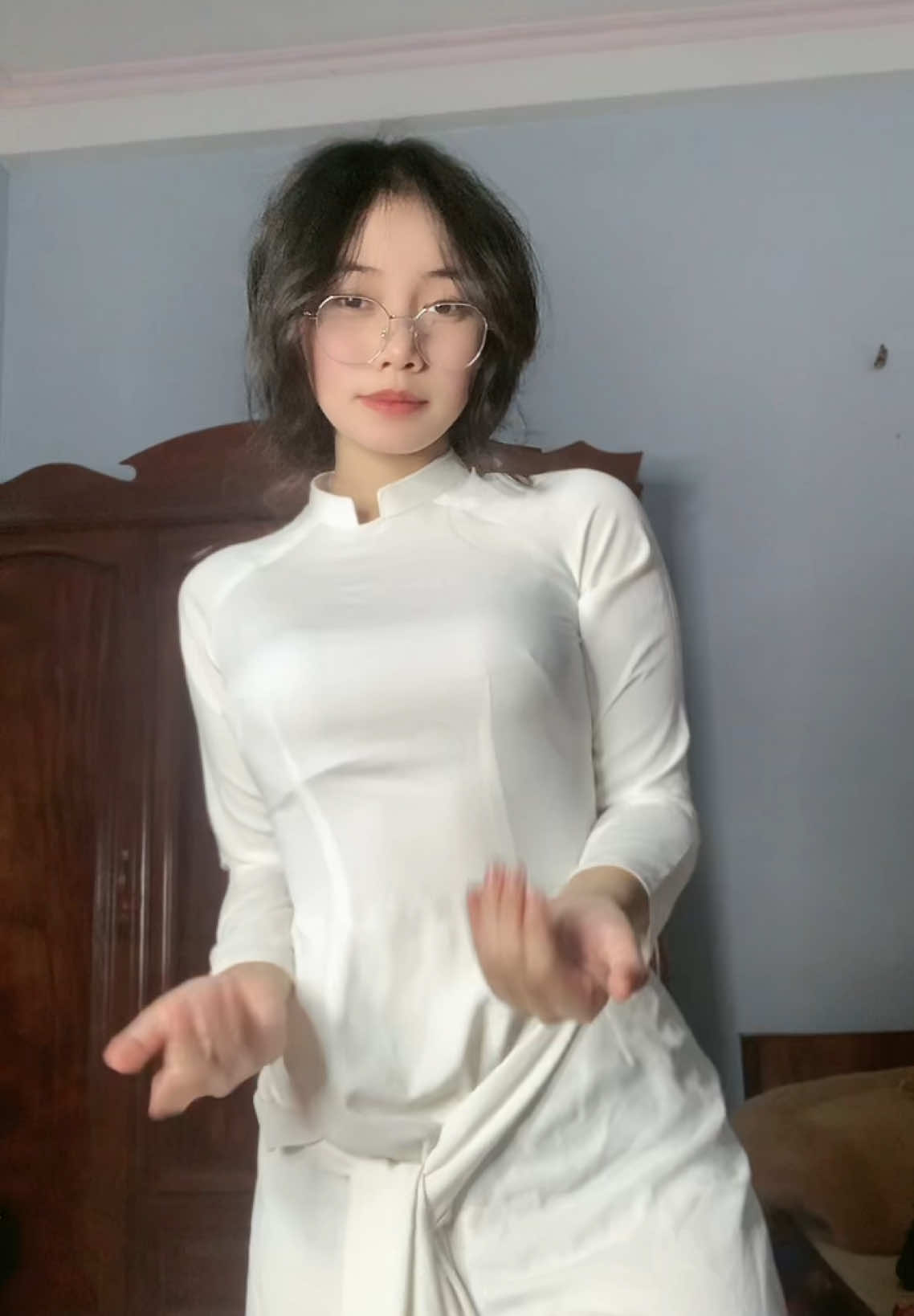 Áo dài trắng :))) , dc :@Thư Thor 🐰 #tranthihoangyen🕷️ #trending #trending2024 #viral #viralvideo #xuhuong #nhay #xuhuongtiktok #dance 