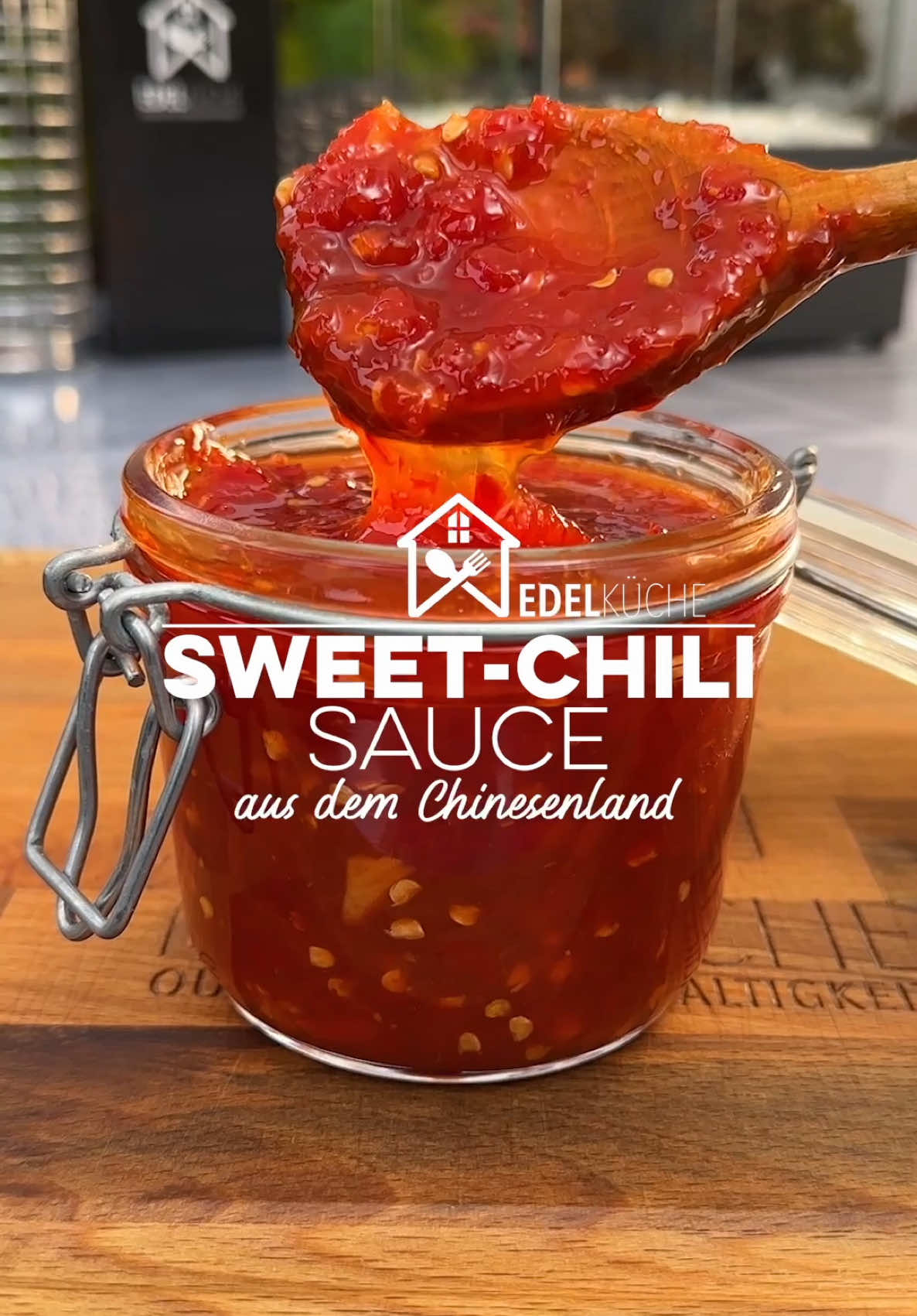 Sweet-Chili-Sauce Rezept 🌶️ ⤵️ ——— Anleitung Zutaten: • 10 scharfe Chilischoten • 2 Knoblauchzehen • 200 g Wasser • 200 g Zucker • 1 TL Salz • 2 Limetten (Saft) • 1 TL Speisestärke (mit etwas Wasser angerührt) Zubereitung: 1️⃣ Chilipüree vorbereiten: Chilischoten grob schneiden und zusammen mit den Knoblauchzehen zu einem feinen Püree mixen. Für weniger Schärfe einfach weniger Chilis verwenden. 2️⃣ Zuckerwasser kochen: Wasser und Zucker in einem Topf erhitzen und so lange kochen, bis sich der Zucker vollständig aufgelöst hat. 3️⃣ Zutaten hinzufügen: Chilipüree, Salz und den Saft von zwei Limetten in den Topf geben und alles gut verrühren. 4️⃣ Andicken: Die angerührte Speisestärke hinzufügen und die Soße für etwa 10 Minuten köcheln lassen, bis die gewünschte Konsistenz erreicht ist. Und fertig ist deine selbstgemachte, scharfe Sweet-Chili-Soße! Die wird garantiert jeden begeistern – sogar den Imbissbudenbesitzer! Pah! ——— Hashtags #sweetchillisauce #chilisauce #sauce #asiatischeküche #asiatisch #soße #grillsauce #grillsaucen #kochen #foodporn #food #FoodLover #foodlovers #foodgasm #kochrezepte #chinesekitchen #chinesefood #asiafood #dip #dipsauce #sauces #sauceboss #kochenmitliebe #chinesisch #chinesischessen #asiatischkochen #chinafood #scharfesessen #scharf