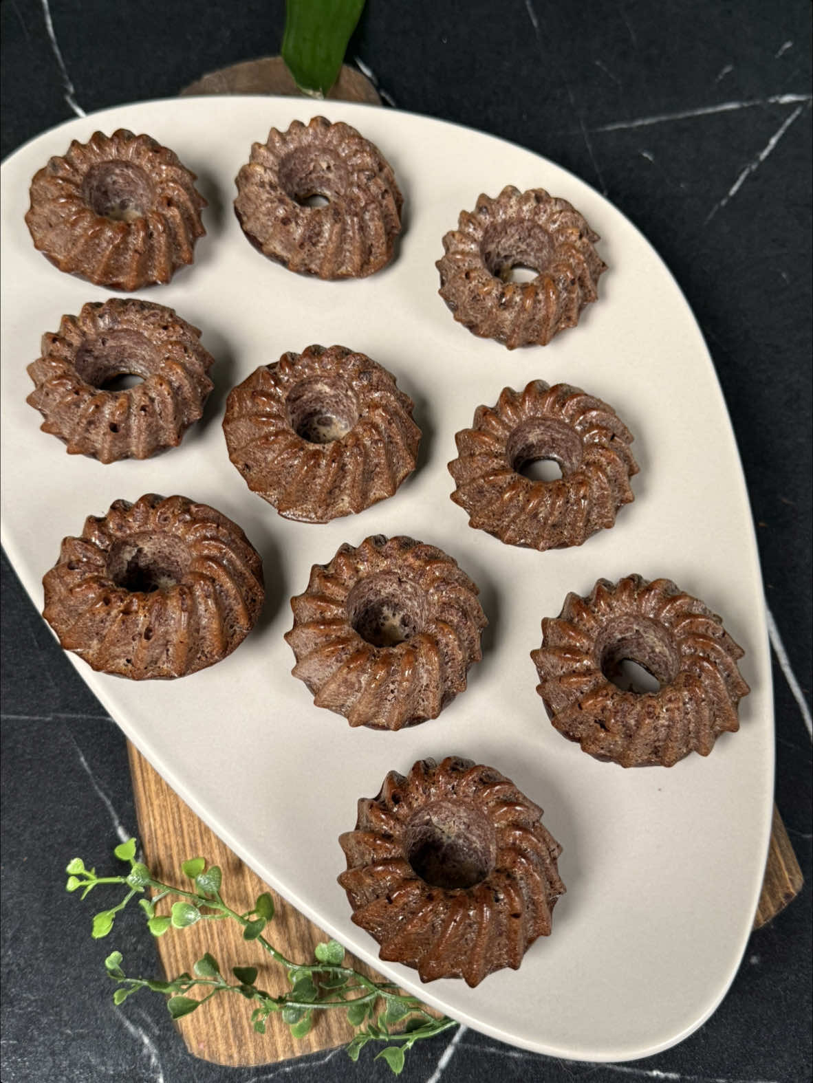 Muzlu Tahinli Mini Kekler 🍌🍫 Olgun muzların doğal tatlılığına tahinin eşsiz aroması eşlik ediyor! 🌱 Malzemeler: •	2 olgun muz •	2 yumurta •	2 yemek kaşığı tahin •	1 yemek kaşığı kakao •	1 çay kaşığı kabartma tozu Hazırlanışı: Muzları bir kasede çatalla ez. Üzerine yumurtaları ve tahini ekleyip iyice karıştır. Kakao ve kabartma tozunu ilave edip homojen bir kıvam alana kadar karıştır. Karışımı silikon ya da yağlanmış mini kek kalıplarına dök. Önceden ısıtılmış 180 derece fırında 15-20 dakika pişir. Kürdan testiyle kontrol etmeyi unutma! Afiyet olsun! 💛 #sağlıklıtarifler #şekersiztatlı #pratiktarifler #fitkek #doğaltetarif #healthydessert #sugarfreebaking #quickrecipes #fitcakes #naturalingredients