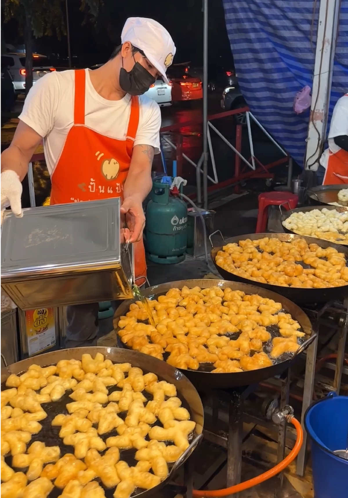 Making of Thai Style Chinese Dough in Bangkok การทำปาท่องโก๋ สบัดน้ำมัน ในกรุงเทพฯ 😍 #fyp #bangkok #Foodie #thailand #streetfood