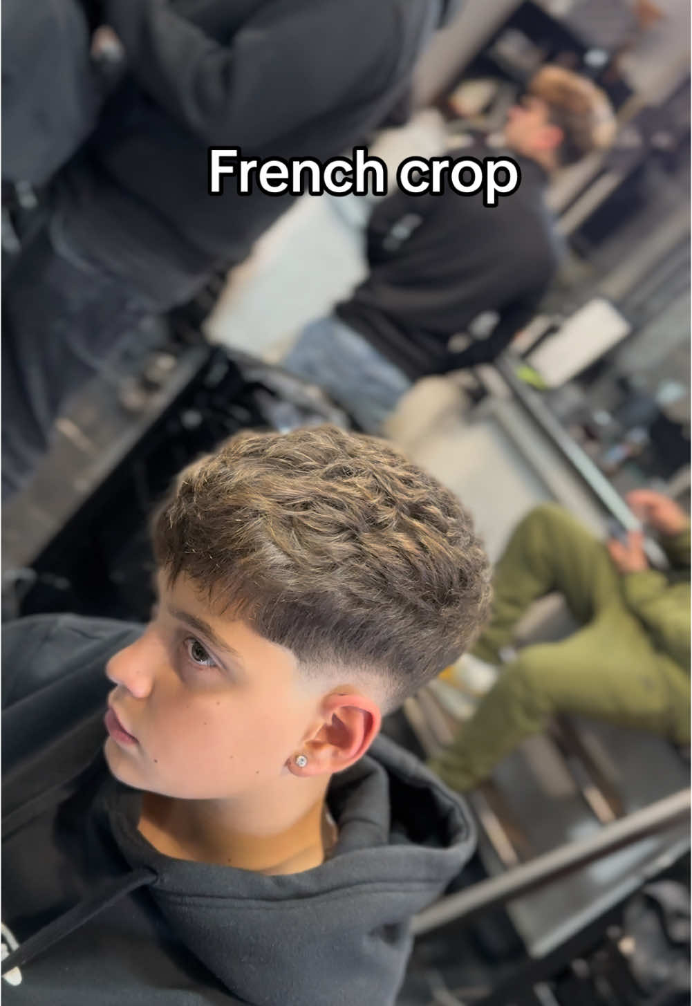 #viralvideo #barbieretiktok #perte #barbierecaserta #sfumatura #ilciuffoditiktok #lowfade #lowfade💈 #geolier #malessere #french #frenchcrop #frenchcrophaircut 