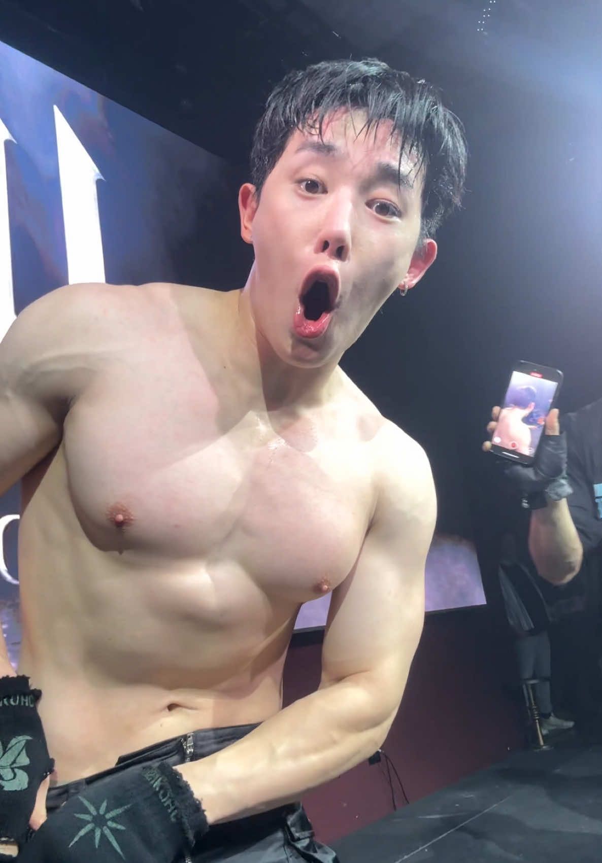 I got so lucky with my wonho cam 😭😭😭😭 #wonhoinchicago #wonho 