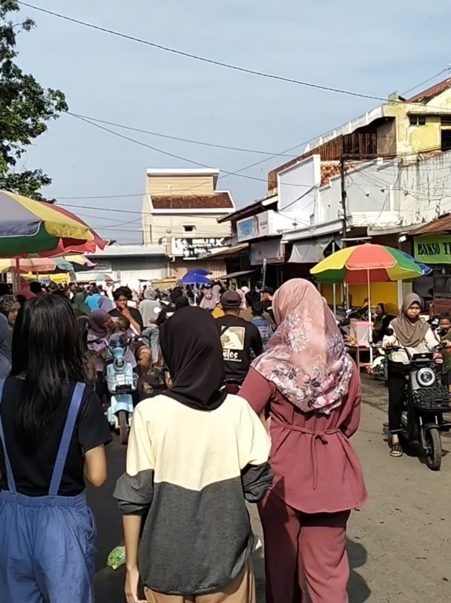 Minggu pagi di alun-alun kota tua Besuki Situbondo, ada berbagai jajanan spesial yang dapat kita nikmati dengan harga yang murah.  #carfreedaybesuki #jajananviral #alunalunbesuki  #besukisitubondo #umkmindonesia 