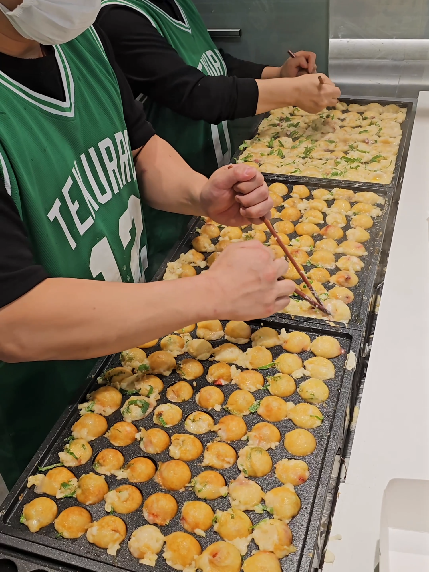 Master of making takoyaki with incredible speed!   Location :  tekurru  https://maps.app.goo.gl/APQgjYxaYUzPuQBL7