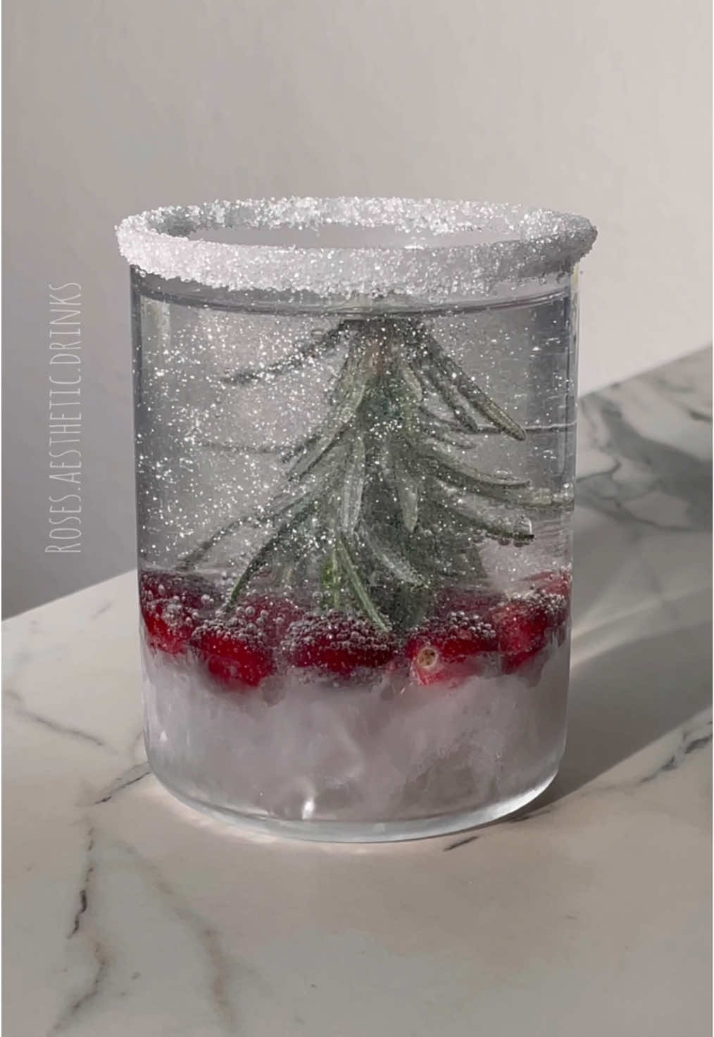 CHRISTMAS SNOW GLOBE MOCKTAIL✨❄️ #fy #fyp #viral #dailyinspoforyou #rosesaestheticdrinks #mocktail #mocktailrecipe #nonalcoholicdrink #christmas #snowglobe #snowglobemocktail 