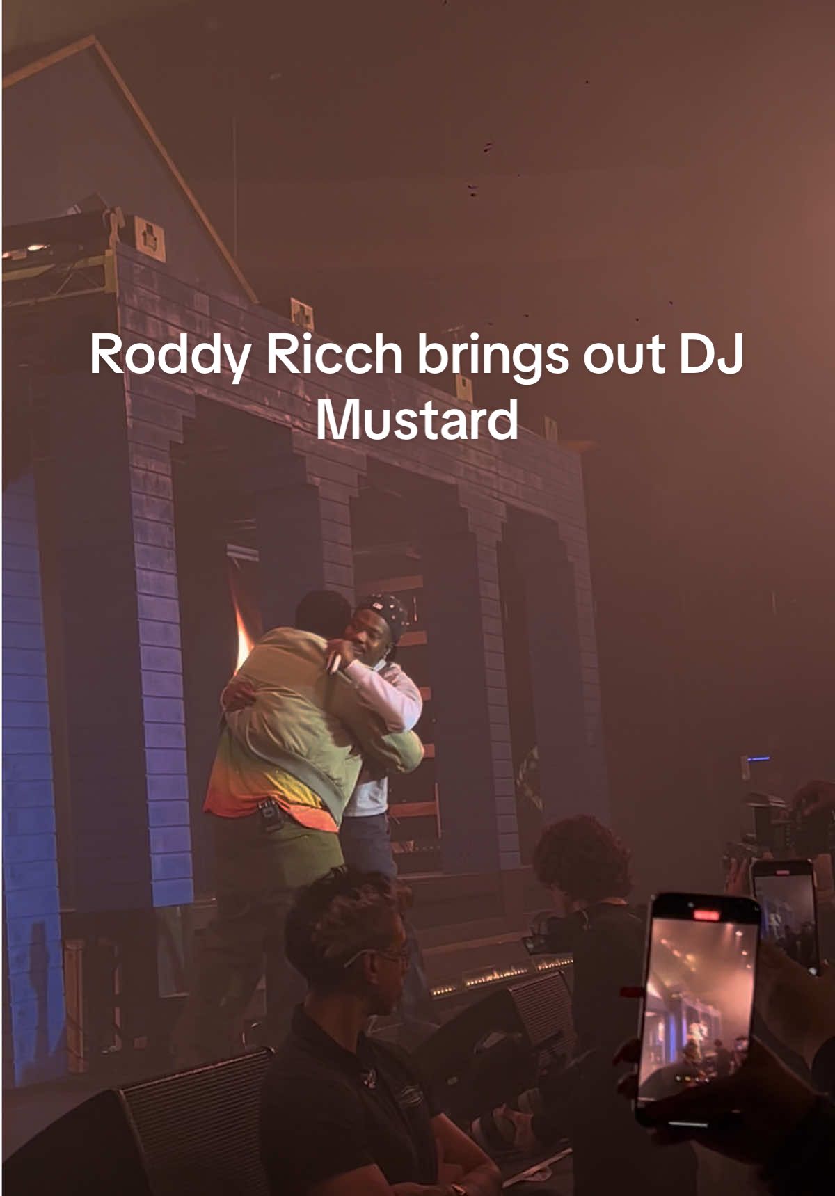 All these videos are too good not to post 🎵  @Roddy Ricch  #roddyricch #djmutard #ballin #hollywood #hollywoodpalladium #fyp #foryoupage #concert #performance 