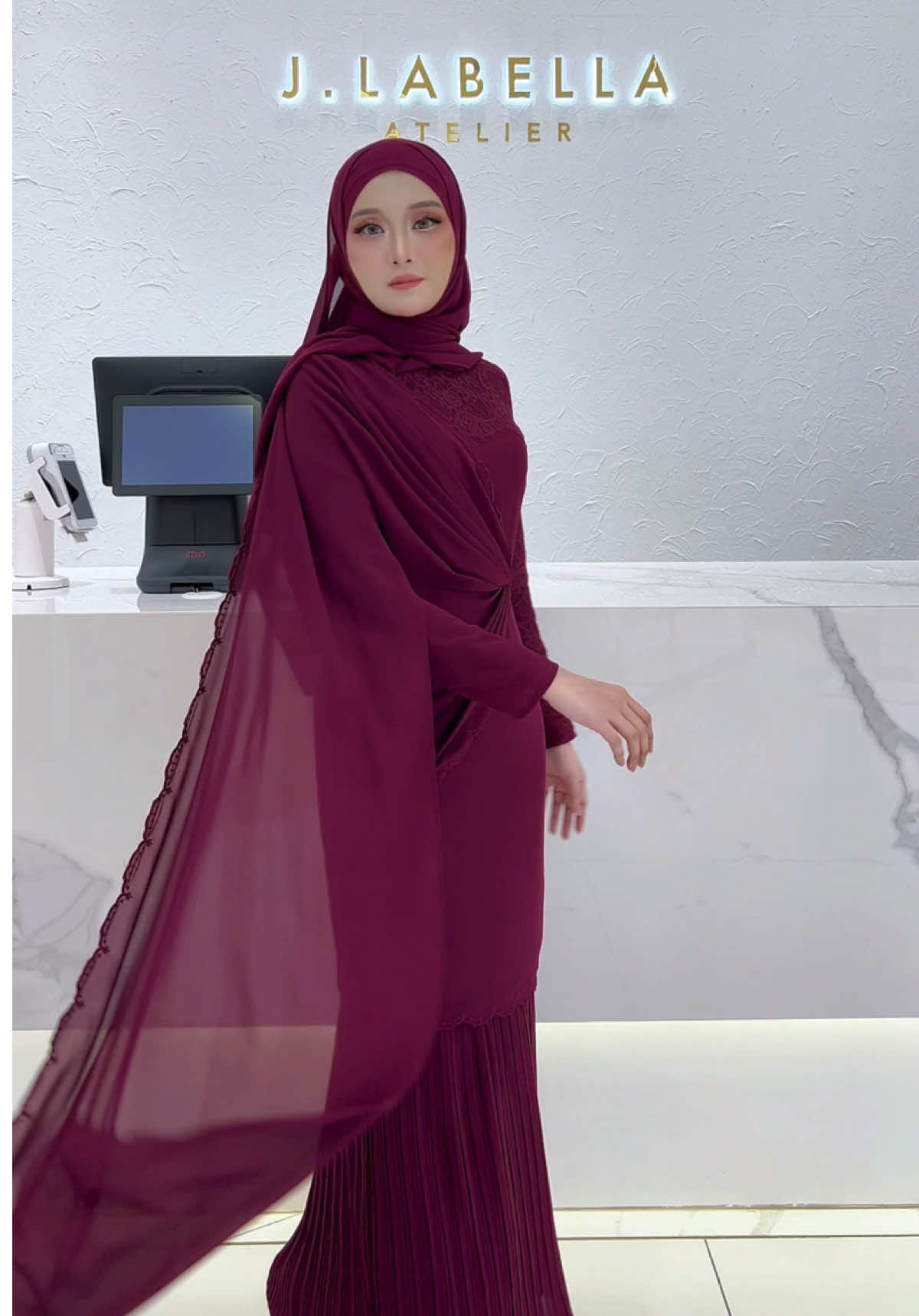 Petang-petang ni ada lagi kurung burgundy baru keluar peti besi 🙈 AURORA KURUNG seindah namanya ✨ Kurung labuh dengan finishing scallop embroidery and drapping sumpahh nampak elegant and super duper stunning 🔥 #jlabella #jlabellaatelier #bajukurung #bajuraya #bajunikah #bajutunang #bajukonvo #gamis #transition #fashion #raya #dance #abaya #kaftan #JlabellaGlamorousRaya2025 #JlabellaRayaSeries #aurorakurung #burgundy 