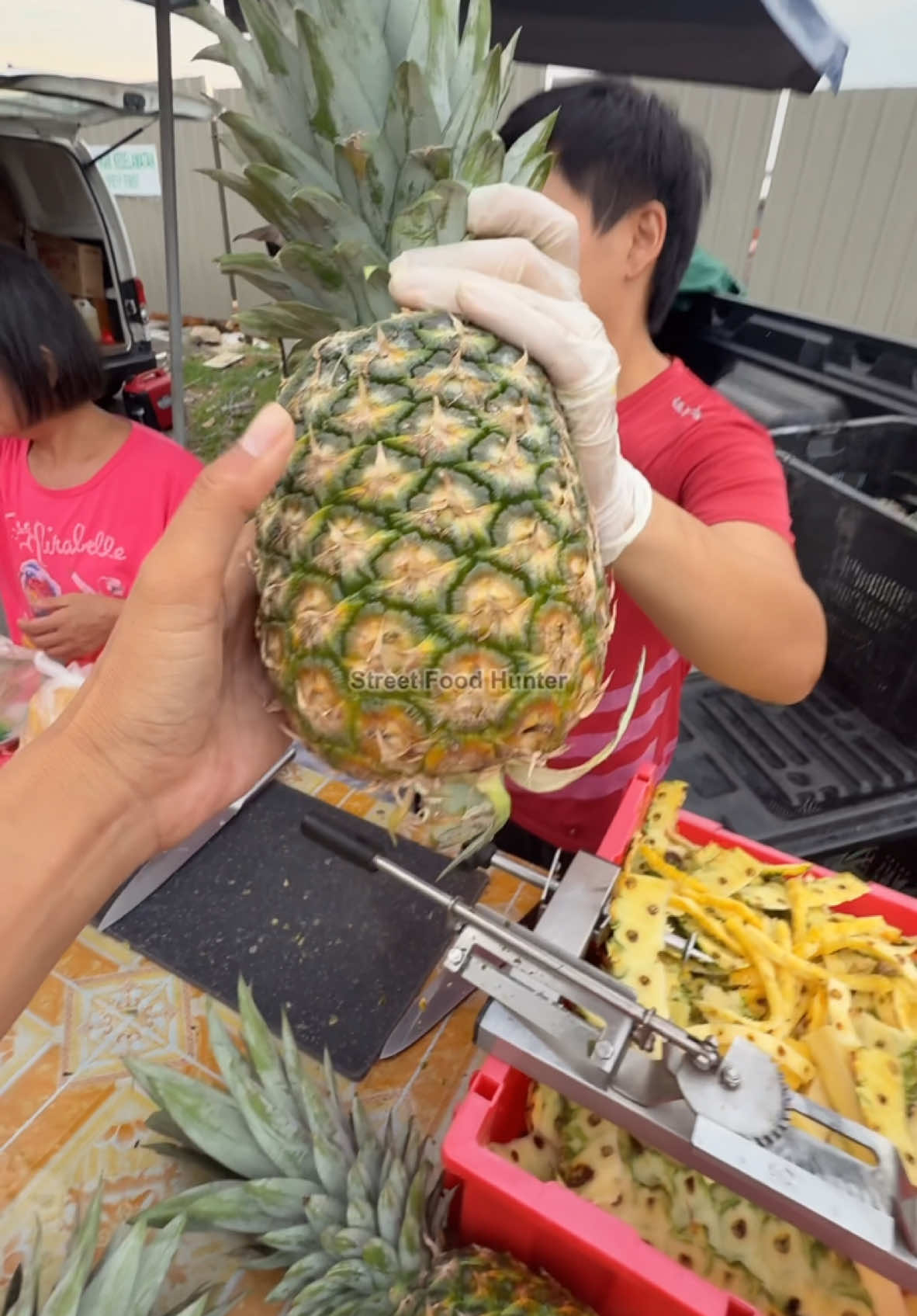 The Most Genius Way To Cut Pineapple - Fruit Cutting Skills 🪭 Business name  Pineapple  🔭 Address KSL Monday Night Market  💸 Price  RM 12/$ 2.65 USD #pineapple #fruit #malaysia 