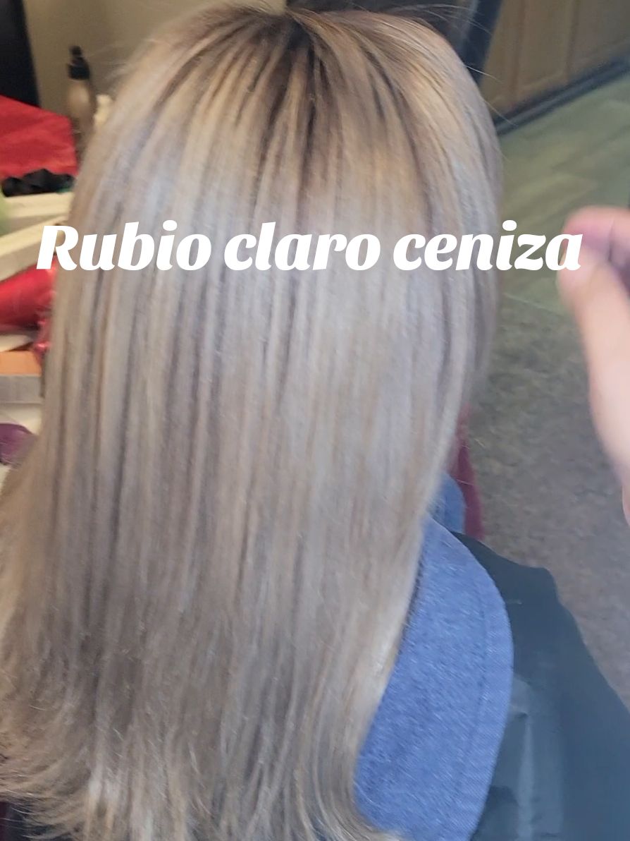 Rubios Ceniza que nunca pasa de moda atrevete hacer un cambio de acuerdo a tus gustos.  Soy estilista y estoy expandiendo mi lista de clientes me puedes contactar por mensaje inbox para mayor información ,será un gusto atenderte #rubio #color #cabello #salon #parati #hair #estilista #highilights #boda #tijeras 