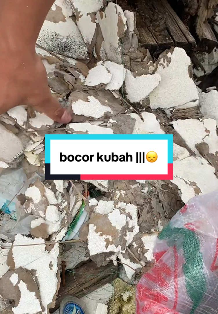cleaning kubah masjid & renovasi🍃 @pedagang sahabat mesjid  ternyata air menggenang dibawah coran, ini harus diangkat pelapisannya harus diulang.beberapa titik masih bocor, dan insyaallah semua area coran akan kita lapisi 