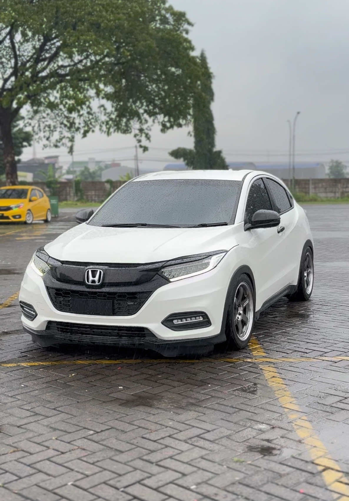 Kata siapa punya mobil ga kehujanan🗿🥲 #hrvmodifikasi #fyp #hondahrv 