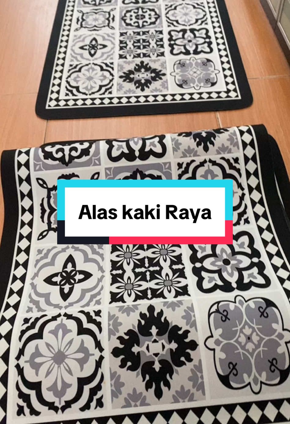 Tak sangka kualiti dan design lawa gini harga murah sangat. Berbaloi ni. Yang penting tak licin. #alaskaki #karpet #dapur 