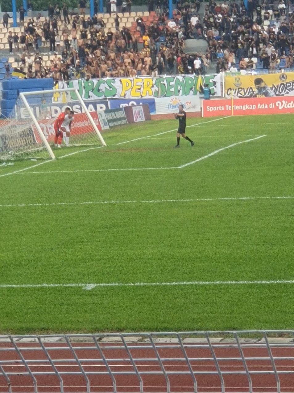 kemenangan telak persikota atas tim tamu persikabo membuat gawang di stadion Benteng Rebon hancur. #trend #fyp #persikota #persikotatangerang #bentengmania #persikabo #persikabo1973 