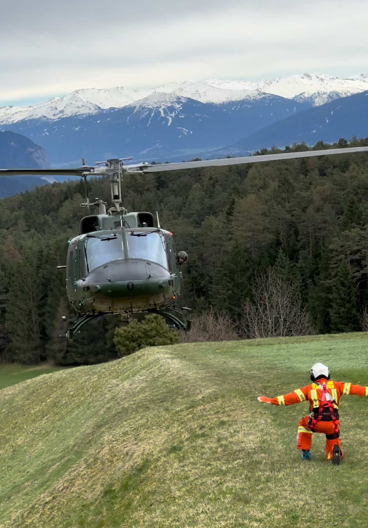 Awesome inbound - Bundesheer Agusta Bell 212 helicopter inbound the slope🔥 . . . . . . . #ab212 #huey #agusta #instagood #austria #bundesheer #canonphotography #canon #bestoftheday #bestof #heliopsmag #exercise #instaaviation #instavid #videooftheyear #videography #reelsinstagram #militarytraining #militarymachine #aircraft #avgeek #aviationworld #aviationgeek #heliporn #helikopter #vertigalmag #verticalvalor