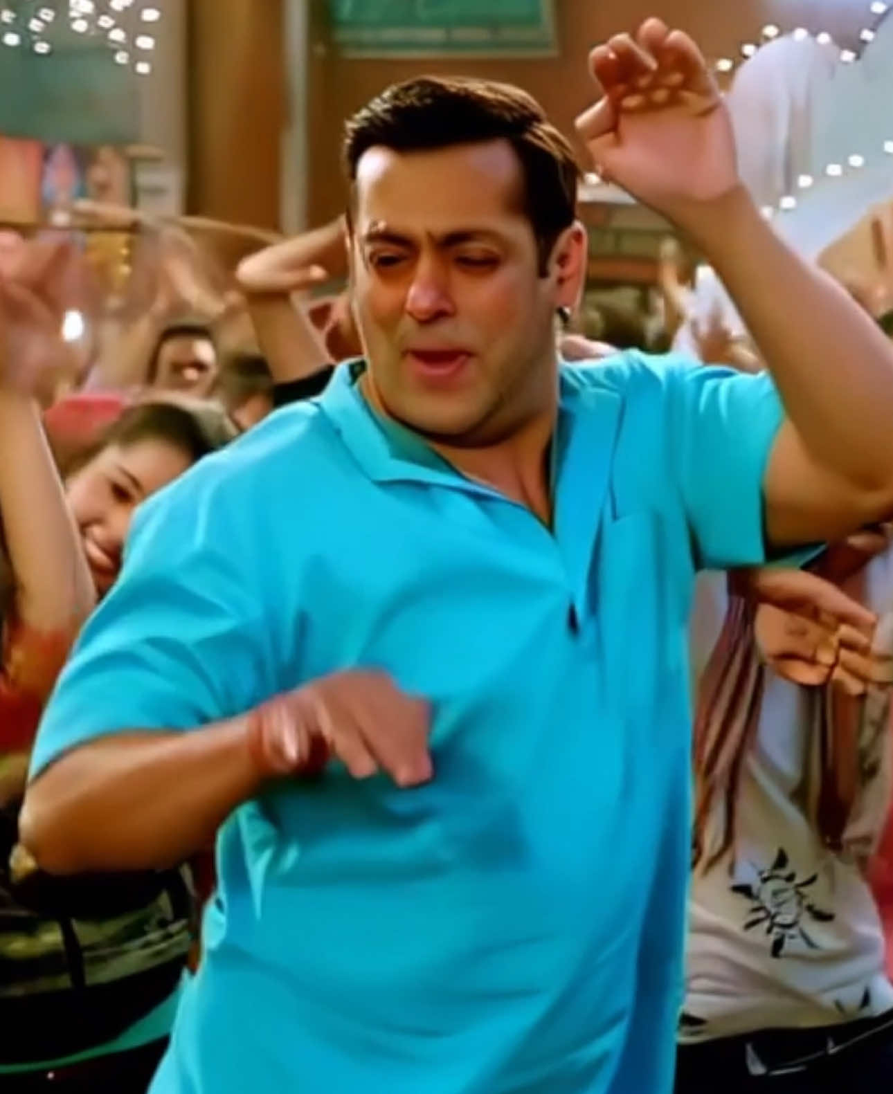 Salman Khan in Chicken Kuk-Doo-Koo, from ‘Bajrangi Bhaijaan’ (बजरंगी भाईजान) (2015) ~ #bajrangibhaijaan #salmankhan #kareenakapoor #bajrangi #nawazuddinsidddiqui #bollywoodmovie #ompuri #bollywoodsong #chickenkukduku #hindi #kareenakapoorkhan #bhardojholi #tuchahiye #bollywoodsongs #2015 #adnansami #atifaslam 