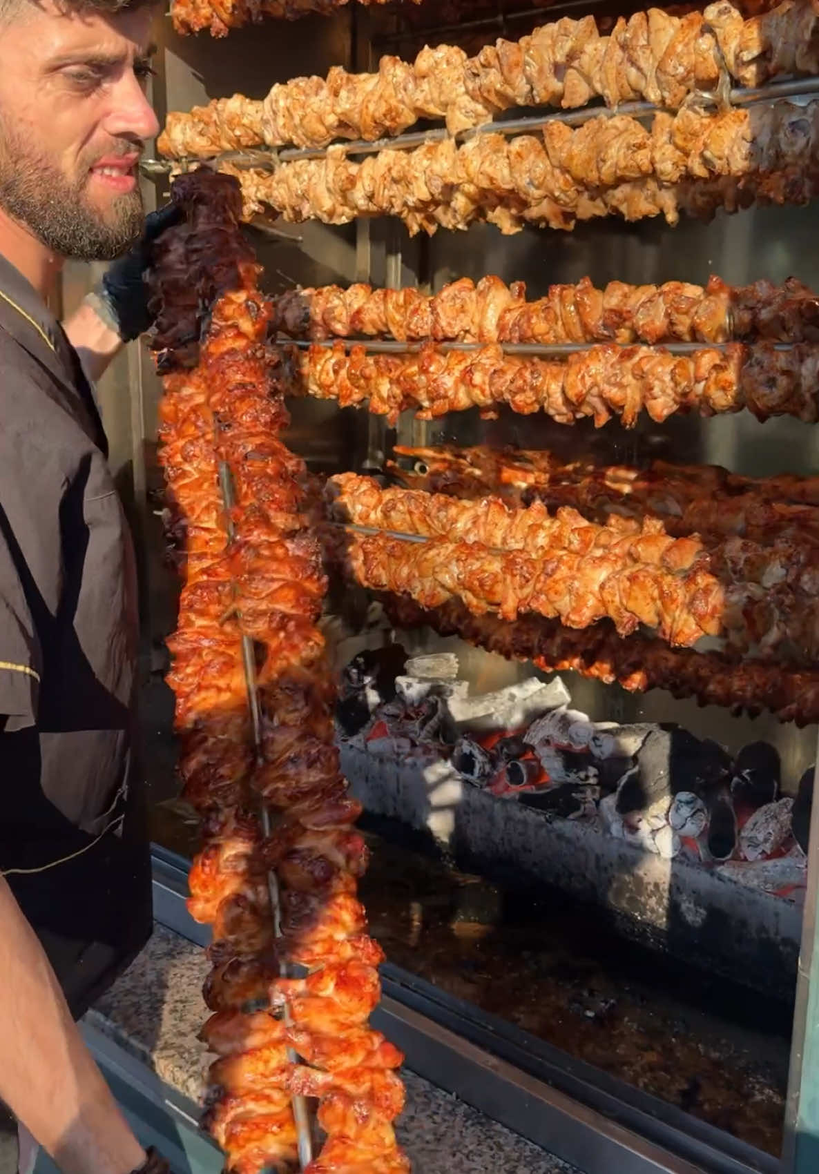 Kızarmış Tavuk Kanat . İki ay Önceki İzmir gezimde İzmir Buca'da bulanan  @ikizler_kasap_buca'ya geldim ustam bizler için Kızarmış Tavuk Kanatı gösterdi sırf bu Kızarmış Tavuk Kanat için izmire gelenler var ve ayrıca sırf bu Kızarmış Tavuk Kanat için kapıda uzun bir kuyruk vardı biz gittiğimizde sizinde yolunuz İzmire düşerse kesinlikle bu işletmeye uğramayı unutmayın  . 1 Kilo Kızarmış Tavuk Kanat'ın Fiyatı Sadece 220 ₺ . #izmir #kızarmışkanat #lezzet #yemektarifleri #yemekturkiyecom