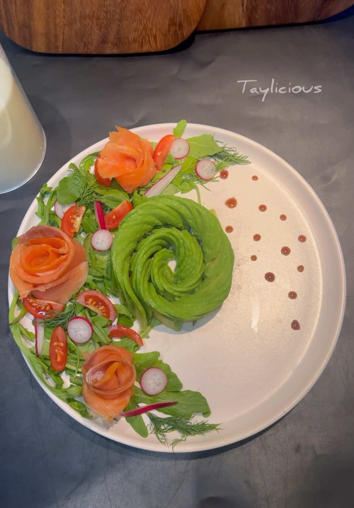 Rose d’avocat 🥑🌹 Une idee de présentation d’entree 😍 #avocat #roseavocat #saumonfumé #presentation #entree #noel #recettenoel #recette #recettefacile #recetterapide #recettesimple #tayliicious #tiktokfood #ideerecette #repasnoel 