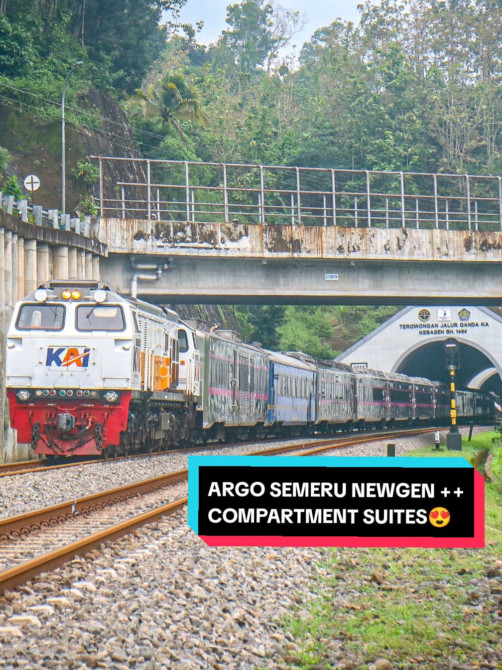 Effortku emang ra koyo masa lalu mu, tapi aku wes usahakne kabeh nggo awakmu dek✨ @KAI121 @videokeretaapii @cintakeretaapiindonesia @kaiwisata  #argosemerunewgeneration #compartmentsuites #kai121 #keretaapiindonesia #masinisramah #semboyan35 #keretamahal #keretacepat #cintakeretaapiindonesia #daop5purwokerto #railfansindonesia #railways_of_our_world #storykeretaapi #jawapride 