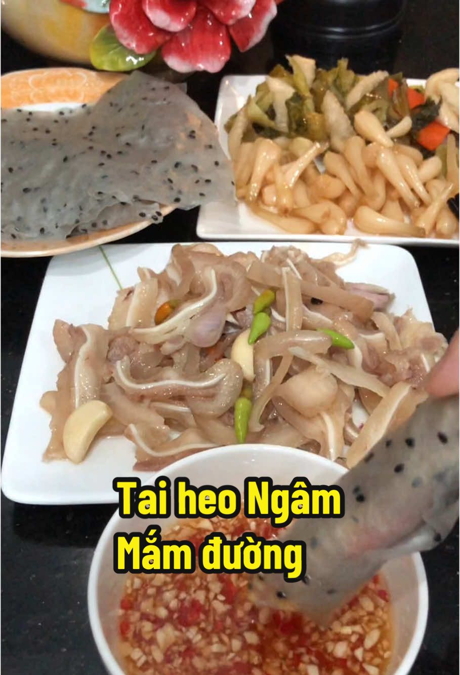 Tai heo ngâm nước mắm đường cuốn bánh tráng đi mn ơi!# #xuhuongtiktok # #LearnOnTikTok # #naungonanngon # #hangduong82 #