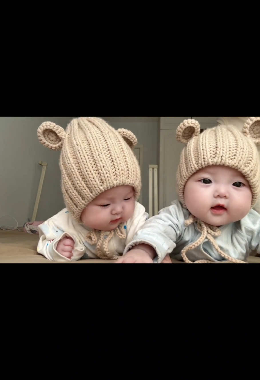 Bà kia nhai cái gì mà ko cho nhỏ chị 🤫 #viabexinhyeu #viaconcung #babycutevideos #nhaviabeyeu 