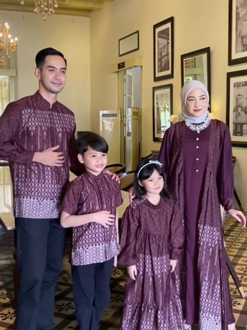 akhirnya launching sarimbit keluarga yg simple mewah giniii cakep elegan  couplenya se cakepp ituuu, varian warnanya banyak harganya bersahabat 😍 Jangan sampai kehabisan!  #dressmotif #dressmotifcouple #couplekeluarga #famset2025 #bajucouplekeluarga #bajucouplelebaran2025 #sarimbitlebaran2025 