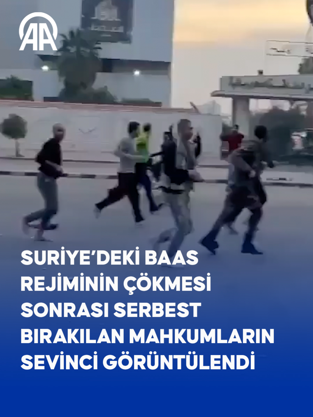 Suriye’deki 61 yıllık Baas rejiminin çökmesi sonrası serbest bırakılan mahkumların sevinci görüntülendi #anadoluajansi #anadolu #suriye #syria #baasrejimi