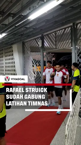 Rafael Struick tampak sudah bergabung di sesi latihan terakhir Timnas Indonesia jelang laga melawan Myanmar besok. Rafael Struick juga jadi nama terakhir dari 24 nama yang dipanggil yang sudah bergabung dengan Skuad Garuda pada turnamen kali ini. Kira-kira berapa gol yang bakal dicetak Struick di turnamen kali ini? 🤔 #vivagoal #indonesia #TimnasDay #timnas #pssi #TimnasIndonesia #timnasindonesia🇮🇩 #rafaelstruick #struick #marselinoferdinan