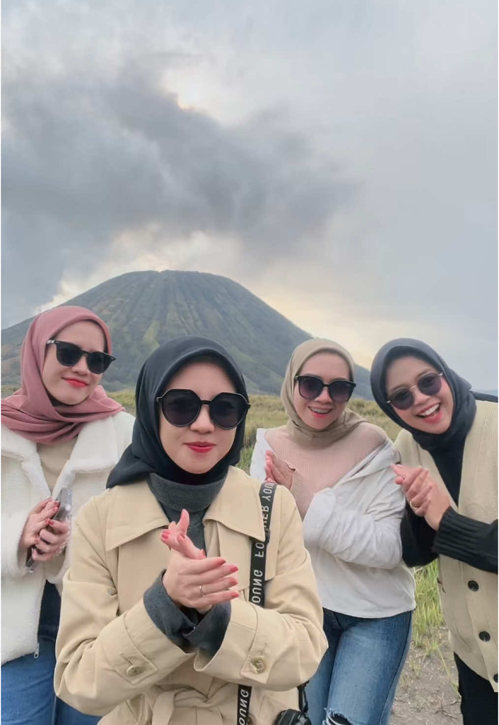 Yuk mulai keluarkan draft liburannya mumpung uda akhir tahun🥳🥰 #fyp #fypage #bromo #bromotenggersemeru #outfitbromo #bromotrip 