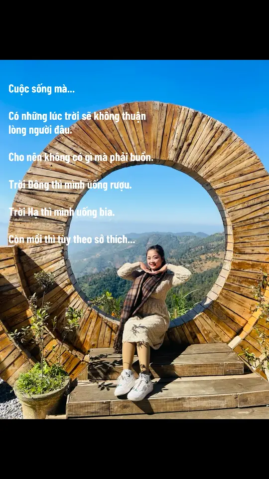 Cuộc sống mà... Có những lúc trời sẽ không thuận lòng người đâu. Cho nên không có gì mà phải buồn. Trời Đông thì mình uống rượu. Trời Hạ thì mình uống bia. Còn mồi thì tùy theo sở thích...