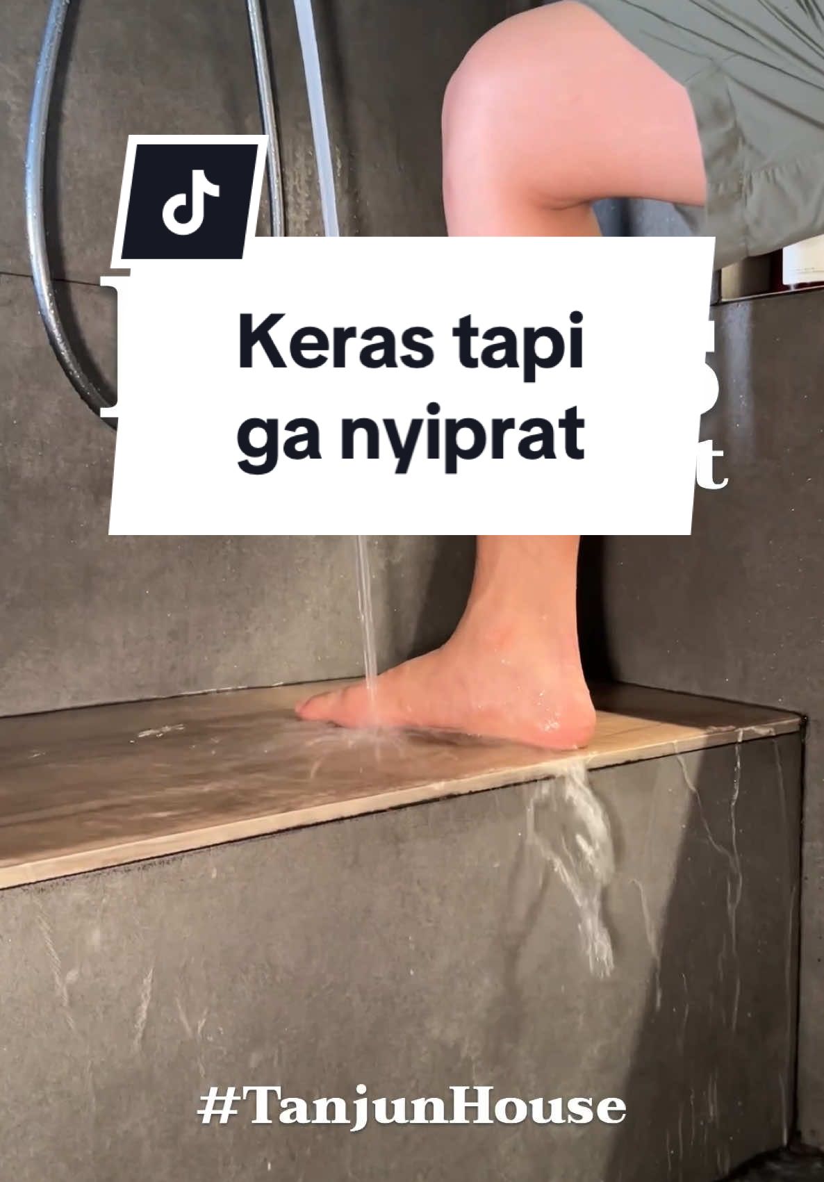 kalo showernya di combo sama bangku, jadi bisa mandi sambil 