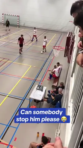 He’s having way too much fun 😭 #grassrootsfootball #futsal #5aside #tekkers #baller #funny #panna #football #Soccer #fyp #foryou #trending #4u (Huy Tran via ViralHog)