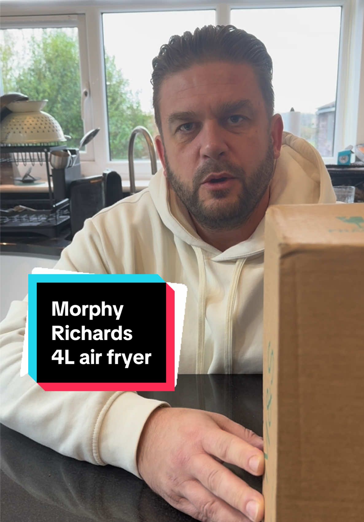Replying to @skksbdjdndm nobody needs to spend lots of money on air fryers, especially when this flash deal is on from @morphyrichardsuk The 4L air fryer for £33.99 wont be a deal that last forever! #tiktokmademebuyit #airfryer #KitchenHacks #kitchen #christmascooking #blackfridaydeals #fyp 