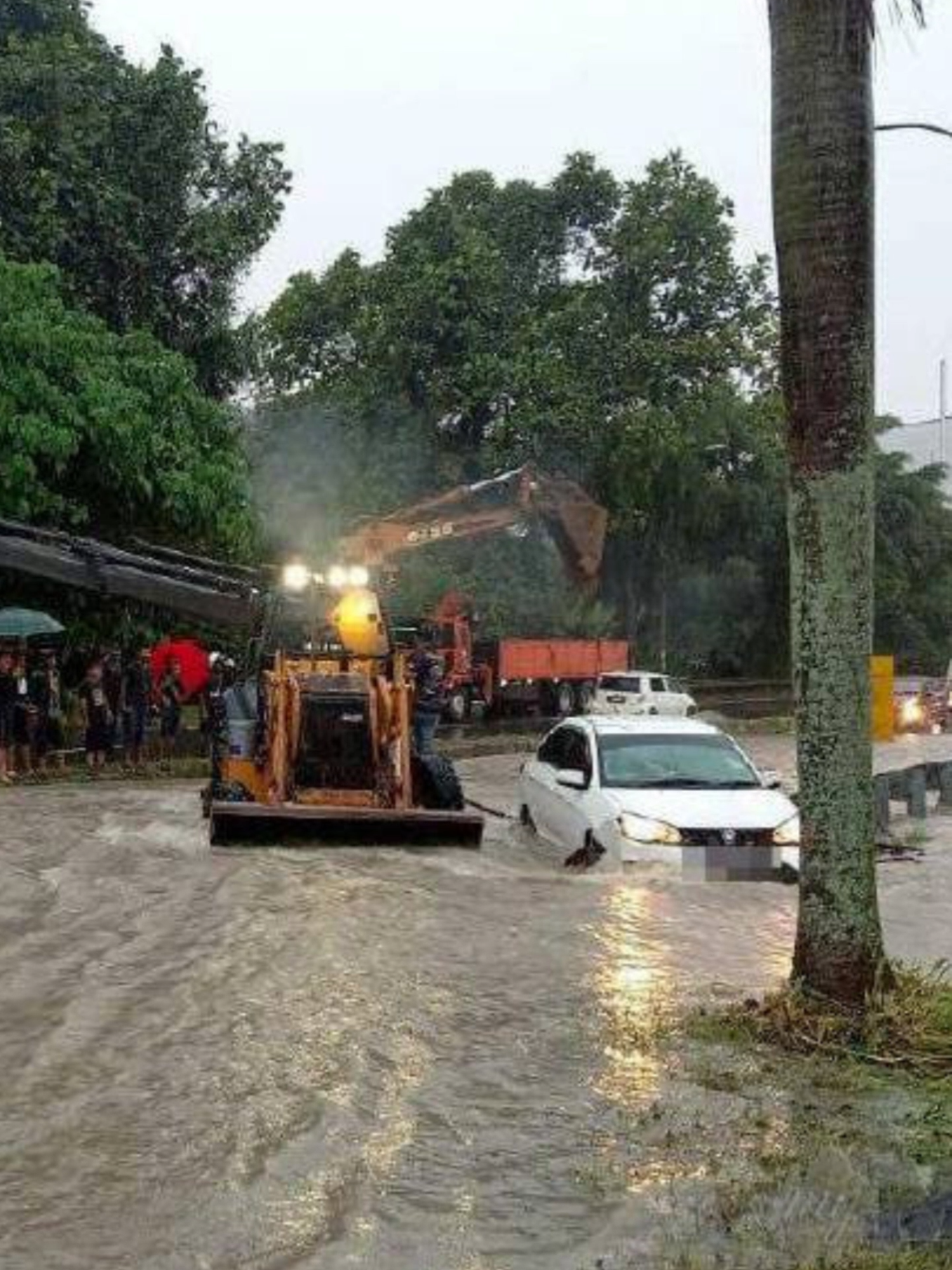 Kereta terperangkap banjir, 5 sekeluarga diselamatkan orang awam #beritaditiktok