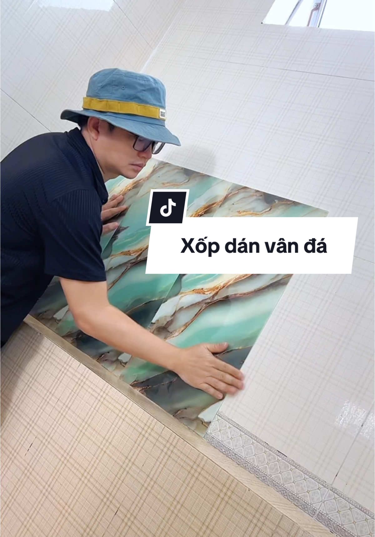 Xốp dán tường vân đá! Khổ 60x30Cm. Có lớp tráng nhôm và keo sẵn chỉ cần lột ra và dán! Cực kỳ nhanh chóng! Khả năng kháng nước nên thích hợp bếp, nhà vệ sinh hoặc điểm nhấn tường, chân tường #xopdantuong #caitaonha #giaydantuong #decor #mittocao 